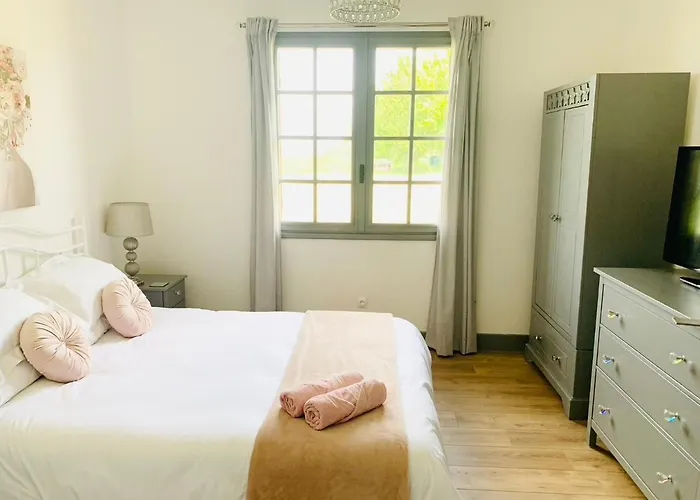 Les Grands Bois Oda ve Kahvaltı 3*